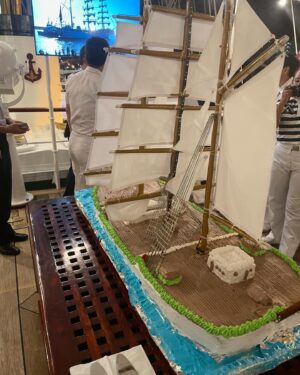 Taro Kono Instagram - メキシコ海軍の練習帆船クアウテモク号とお菓子のクアウテモク号。おいしかった。