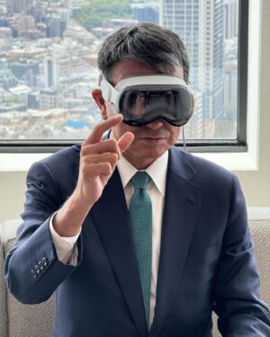 Taro Kono Instagram - Apple Vision Pro を体験中。