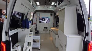 Taro Kono Instagram - 秋田大学附属病院の遠隔診療のための自動車。血液検査からエコー検査まで様々なことが可能です。更に病院の医師と繋いで遠隔診療も。