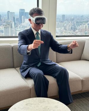 Taro Kono Instagram - Apple Vision Pro を体験中。