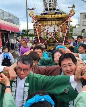 Taro Kono Instagram - 国府新宿八坂神社の神輿渡御。