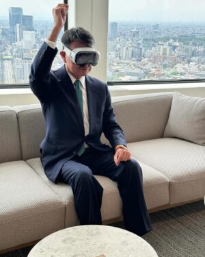 Taro Kono Instagram - Apple Vision Pro を体験中。