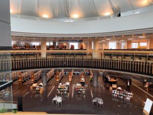 Taro Kono Instagram - 都城市の図書館。元は百貨店だった建物が図書館に生まれ変わりました。図書館を一から建てようとすると、どうしても図書館になってしまう（空いたスペースにはどうしても本棚を入れてしまって図書館ぽい図書館になる）のが、「無駄なスペース」ができてそれがよかったようです。指定管理者の選定にコンセプトの提案から入れたのもよかったとのこと。