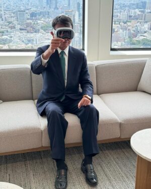 Taro Kono Instagram - Apple Vision Pro を体験中。