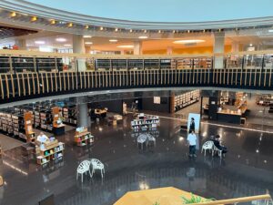 Taro Kono Instagram - 都城市の図書館。元は百貨店だった建物が図書館に生まれ変わりました。図書館を一から建てようとすると、どうしても図書館になってしまう（空いたスペースにはどうしても本棚を入れてしまって図書館ぽい図書館になる）のが、「無駄なスペース」ができてそれがよかったようです。指定管理者の選定にコンセプトの提案から入れたのもよかったとのこと。