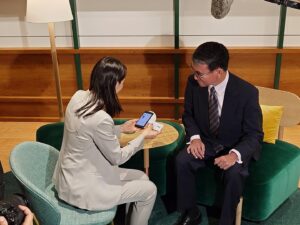 Taro Kono Instagram - マイナンバーカード対面確認アプリの実証を始めました。メディアの取材もしっかりと。