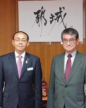 Taro Kono Instagram - 都城市のロゴは書家の紫舟さんによるものだそうです。池田市長と。