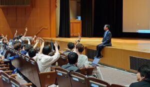 Taro Kono Instagram - 立教大学にて。