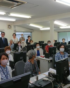 Taro Kono Instagram - 福山市の「老人大学」。学生の平均年齢が77才。スマホ研究科の様子とそこでおばあちゃまが作ってくれた私のアバター。