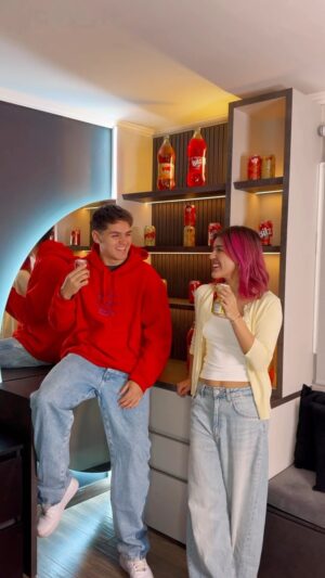 Tati Fernández Instagram - SOMOS MUY DISTINTOS! Peeero dicen que los opuestos se atraen y que para los gustos siempre hay opciones 🔴🟡

¿Ustedes que team son🤨? #TeamBilz o #TeamPap 

@bilzypapcl
#publicidad