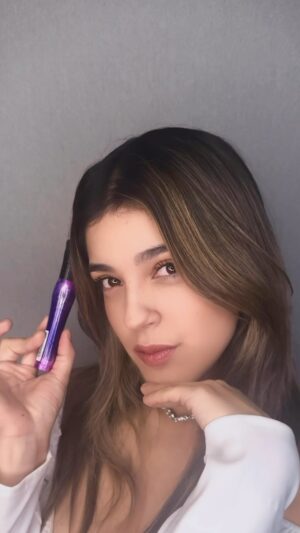Tati Fernández Instagram - La Call Me Queen Mascara de essence me encanta 🤍 El volumen que entrega a tus pestañas me hace sentir como toda una queen!👑 #publi #essencecosmetics #callmequeen @essence_cosmetics.latam