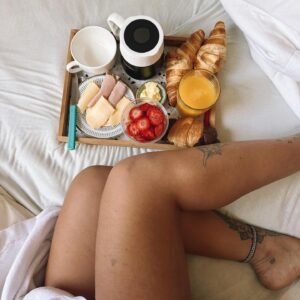 Tatiana Dias Instagram - acordei fazendo uma coisa que há muito tempo não fazia: me mimando! 🌻 

me fiz um cafezão na cama e tô aqui curtindo esse domingo frio de preguiça e calmaria! 🥐🍓🥞☕️ e por aí? O que vão fazer nesse diazão? 

bom domingo pra vocês ✨