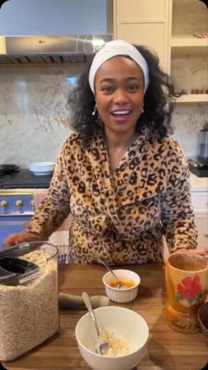 Tatyana Ali Instagram - You asked, and I’m sharing! This skincare secret comes straight from my aunties in Trinidad—just oatmeal, turmeric, and honey 🤗

But the REAL magic for glowing skin? Wait till the end of the video to find out (and nope, it’s not these little ones running around everywhere 😅)!