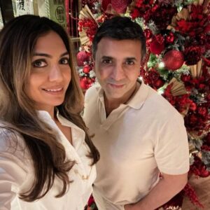 Tej Lalvani Instagram - From my family to yours, we wish everyone a Merry Christmas spent with their loved ones 🎄❤️

#christmas #festive #family