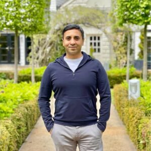 Tej Lalvani Instagram - There’s a reason why so many entrepreneurs and CEOs have a self-imposed uniform.

Steve Jobs and his infamous turtlenecks.
Mark Zuckerberg and his grey t-shirts.
Jack Dorsey and his all-black outfits.

Minimalist, focused thinking.

Your brain can only handle a certain number of decisions per day.

When you cut down on unnecessary ones, you’re empowered to focus on what’s going to have a real impact.

Routine doesn’t just bring you comfort and stability.

#decisions #entrepreneurship #focus