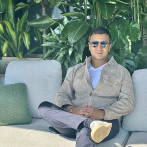 Tej Lalvani Instagram - I don’t care where you’re from. 
I don’t care where in your career you are.
I don’t care how much you know or don’t know.
I don’t even care if you’ve just made a catastrophic mistake.

Everyone on my team is treated with the same respect.

If your company culture refuses to give someone respect until they’ve ‘earned’ it, it’s a culture that is going to push away the kind, the compassionate, and the intelligent and leave you with the vindictive, the spiteful, and the callous.

Respect should be given from day one, never withheld.

Only then can true innovation and creativity thrive.