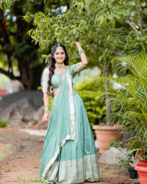 Tejaswini Gowda Instagram - 🕊️ 

Styling: @harinireddym 
Outfit: @varahi_artstudio 
📸: @akhileshrupaji 
Jewellery: @fashioncurvee