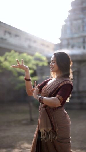Teju Ashwini Instagram - Kanmani 🌺
.
Ft : @teju_ashwini 
Shotby : @_harikumar._ 
Styledby : @ishwaryaalaguvel 
Bts : @mickey__creations 
Costume : @niga_designers 
.
#tamil #kovil #temple #photoshoot #tamilactress