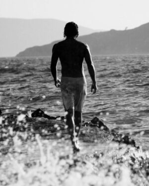 Temmuz Uğur Yıldız Instagram - "thy eternal summer shall not fade"
#sea #waves #walk #sunset #dusk #silhouette #photooftheday #black #white #blackandwhite #blackandwhitephotography
