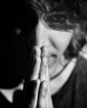 Temmuz Uğur Yıldız Instagram - between us. 
#portrait #closeup #blackandwhite #blackisback 
photo by @serdarkurtphotoframeofficial
