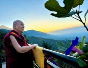 Tenzin Gyatso Instagram - HHDL enticed by the dawn, takes joy in the simple beauty of flowers and the sunrise from his balcony. Photo by Ven. Tenzin Jamphel #dalailama #dharamshala