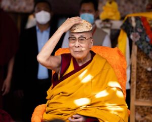 Tenzin Gyatso Instagram - HHDL playfully using a piece of bread as a hat when advising the students to cover their heads from the sun during the tea break of his meeting with youth from Zanskar, Ladakh, UT, India on August 13, 2022. Photo by Tenzin Choejor #dalailama #zanskar