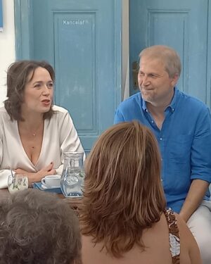 Tereza Kostková Instagram - Další nádherný kout naši země - děkuji za pozváni do @galerieustek je plna krásných obrázku Viktora Preisse, Jiřího Suchého, Ivy Hüttnerove a mnoha mnoha dalších báječných umělců, také je plna dobrot, protože součástí je i kavárna, je celá modrá a přitahuje samé moudre a dobre lidi, kteří včera všichni do poslední židle zaplnili její prostor a povídali jsme si a smáli se a přemýšleli o životě a bylo nám fajne. Děkuji za pozváni Liboru Uhlíkovi, jeho ženě, která dělá ty dobroty v kavárně a jeho laskavé mamince. 

#galerie #beseda #setkani #vylet #lovemyjob #terezakostkova