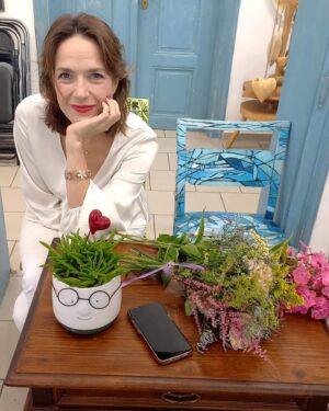 Tereza Kostková Instagram - Další nádherný kout naši země - děkuji za pozváni do @galerieustek je plna krásných obrázku Viktora Preisse, Jiřího Suchého, Ivy Hüttnerove a mnoha mnoha dalších báječných umělců, také je plna dobrot, protože součástí je i kavárna, je celá modrá a přitahuje samé moudre a dobre lidi, kteří včera všichni do poslední židle zaplnili její prostor a povídali jsme si a smáli se a přemýšleli o životě a bylo nám fajne. Děkuji za pozváni Liboru Uhlíkovi, jeho ženě, která dělá ty dobroty v kavárně a jeho laskavé mamince. 

#galerie #beseda #setkani #vylet #lovemyjob #terezakostkova
