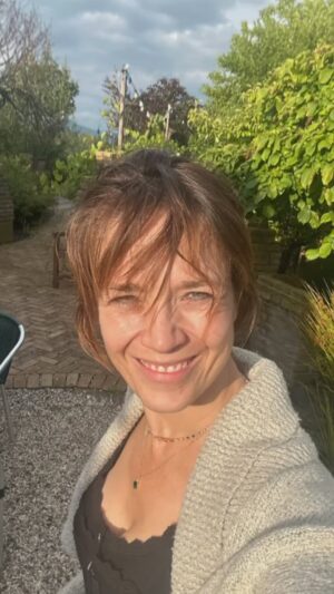 Tereza Kostková Instagram - Chce se říci jen: Díky Bohu za ty dary…a patří do nich už tak vzácné veci, jako místo, kde není potřeba křiku a předmětů a atrakcí a lákadel vnějších, aby bylo dobre…a ano přitahuje to jako magnet Ty, co právě od toho chtějí chvíli oddechnout a zaslechnout ticho a zahlédnout hvězdy…tak jako dřív…

Lago di Ledro…

#prazdniny #klid #jezero #plavani #prochazky #vareni #kniha #rodina #terezakostkova