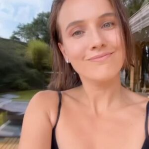 Tereza Ramba Instagram - DobroDruhům, intuitivní cestopis vyjede na podzim do Ostravy, Plzně a Brna a je již v prodeji přes GoOut. Odkaz ve stories a termíny zde:
Ostrava 23.10. od 17:30 v @dkpoklad 
Plzeň 7.11. od 18:00 v @papirnaplzen 
Brno 11.11. od 18:00 v @kinolucernabrno 
Těším se moc.🩶
