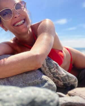 Teri Hatcher Instagram - So far my first true vacation in years has filled me with glow. Hope you’re finding yours too! #gratitude #nature #community #beachlife Remember, we can get caught up in the necessary care of others, and life, and worries and fears, but make time to quiet your mind and reconnect with yourself and nature and slow down. Xoxo