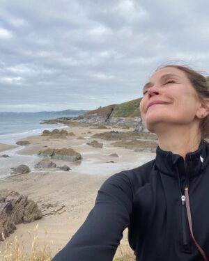 Teri Hatcher Instagram - So far my first true vacation in years has filled me with glow. Hope you’re finding yours too! #gratitude #nature #community #beachlife Remember, we can get caught up in the necessary care of others, and life, and worries and fears, but make time to quiet your mind and reconnect with yourself and nature and slow down. Xoxo