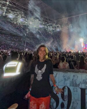 Teri Hatcher Instagram - Memories with @iamemersontenney from 1st concert ever in LA to now @wembleystadium I treasure this. @taylorswift Thank you for providing us years of music  to share. It was epic!!! 👑🔥💖