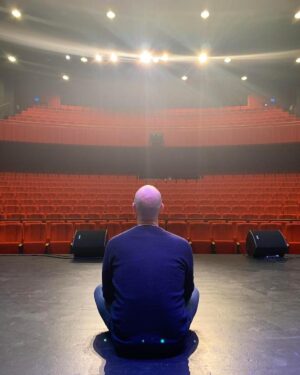 Terje Sporsem Instagram - Da var det over. Siste show av Absolute Norsk er spilt og nye prosjekter i gang. Tusen takk til alle som har kommet og sett showet. For en merkelig tid å være på turné påz Fra restriksjoner, 50 stykker i store saler i perioder og avlysninger på kort varsel til smekkfulle hus, mange ekstraforestillinger og gode tilbakemeldinger fra både presse og publikum. Tusen takk til verdens beste lys, AV og mat og drink-ansvarlig Martinus for herlig levering både på jobb og i restauranter landet rundt. Hanne, Magnus og alle på Feelgood&iStage for god oppfølging på alle fronter. Super-vikarer Olai og Jonas, med-forfattere André jerman og Vidar Hodnekvam og ikke minst den fantastiske Arvid Ones som med stø regihånd har pushet meg og formet dette showet til å bli noe jeg er veldig, veldig stolt av. Har du ikke sett det så ligger det på NRK nett-tv noen år til. Nå stikker jeg på tur!
