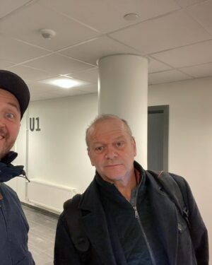 Terje Sporsem Instagram - Da var det over. Siste show av Absolute Norsk er spilt og nye prosjekter i gang. Tusen takk til alle som har kommet og sett showet. For en merkelig tid å være på turné påz Fra restriksjoner, 50 stykker i store saler i perioder og avlysninger på kort varsel til smekkfulle hus, mange ekstraforestillinger og gode tilbakemeldinger fra både presse og publikum. Tusen takk til verdens beste lys, AV og mat og drink-ansvarlig Martinus for herlig levering både på jobb og i restauranter landet rundt. Hanne, Magnus og alle på Feelgood&iStage for god oppfølging på alle fronter. Super-vikarer Olai og Jonas, med-forfattere André jerman og Vidar Hodnekvam og ikke minst den fantastiske Arvid Ones som med stø regihånd har pushet meg og formet dette showet til å bli noe jeg er veldig, veldig stolt av. Har du ikke sett det så ligger det på NRK nett-tv noen år til. Nå stikker jeg på tur!