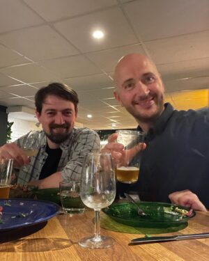 Terje Sporsem Instagram - Da var det over. Siste show av Absolute Norsk er spilt og nye prosjekter i gang. Tusen takk til alle som har kommet og sett showet. For en merkelig tid å være på turné påz Fra restriksjoner, 50 stykker i store saler i perioder og avlysninger på kort varsel til smekkfulle hus, mange ekstraforestillinger og gode tilbakemeldinger fra både presse og publikum. Tusen takk til verdens beste lys, AV og mat og drink-ansvarlig Martinus for herlig levering både på jobb og i restauranter landet rundt. Hanne, Magnus og alle på Feelgood&iStage for god oppfølging på alle fronter. Super-vikarer Olai og Jonas, med-forfattere André jerman og Vidar Hodnekvam og ikke minst den fantastiske Arvid Ones som med stø regihånd har pushet meg og formet dette showet til å bli noe jeg er veldig, veldig stolt av. Har du ikke sett det så ligger det på NRK nett-tv noen år til. Nå stikker jeg på tur!