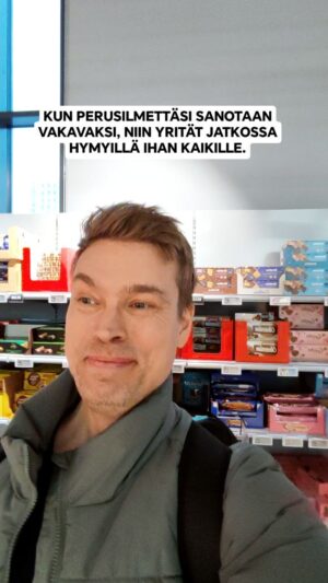 Tero Tiittanen Instagram - Siellä minä marketissa jatkossa hymyilen, kun otan ostoskorin ja siitä minä etenen kohti hevi-osastoa, jossa hymyilen ja samalla hymyllä sitten rahkakaapille 🤝.

#hymy#smile#perusilme#vakava#happy#smiling#comedians#funnyreels#funniestreels#joy#ilo#suomalaiset#suomi