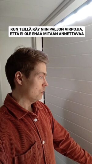Tero Tiittanen Instagram - Stooreissa kerroinkin, että aikaisemmin, kun asui lapsettomassa kerrostalossa, niin ei siellä virpojia käynyt. Mutta nyt on ralli päällä! 🔥

#virvonvarvon#palmusunnuntai#pääsiäinen#virpoa#sunnuntai#suklaamuna#palkka#eastermemes#easter#fun#funnyvideo#comedians#koomikko