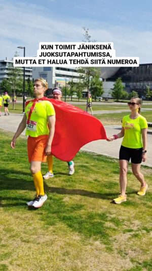 Tero Tiittanen Instagram - Just a humble pacerunner 🏃🐰
Tänään kesän toinen jänistys @naistenkymppi
Lakeijoina mahtavat @roosanouski ja @ik81kala 

Ja kiitos kuninkaallisten pukimien lainasta @punanaamio.fi

#naistenkymppi#pacerunner#juoksu#running#runningreels#runningcommunity#10k#runninglife#lauantai#ukkonen#hellettä#kuuma#viikonloppu