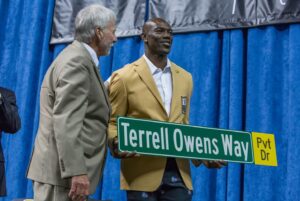 Terrell Owens Instagram - On this day 6 years ago, I DID IT MY WAY. 
The @profootballhof screwed me over not ONCE but TWICE but as my grandmama used to say, they can’t stop what God has in store for you. 
So thankful for ALL the 3500  people that traveled near and from afar to @utchattanooga to celebrate this day of immortality in the football world as I became HALL OF FAMER #317.
Thanks to my family, close friends and coaches whom I shared this special day. 
#halloffame #noregrets #chattanooga #HOF18 #AlexCity #UTC