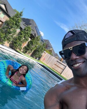 Terrell Owens Instagram - God knows how to put a smile on my face. 
Taking this time to give you all the glory and praise. 🙏🏾 
Thank you.
He knows that I’m not perfect but I’m trying.
I have to keep telling myself the devil is a lie and I’m blessed beyond measure.
*I do not own rights to this song* 
#smilethroughthepain #joyinthelittlethings #lifeisshort #staystrong #ilovemesomeme #daddaughterlove 
-LOVE YOU ELLE JAI- 🫶🏾