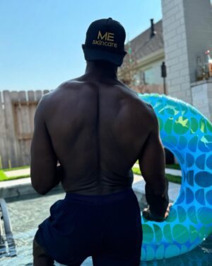 Terrell Owens Instagram - God knows how to put a smile on my face. 
Taking this time to give you all the glory and praise. 🙏🏾 
Thank you.
He knows that I’m not perfect but I’m trying.
I have to keep telling myself the devil is a lie and I’m blessed beyond measure.
*I do not own rights to this song* 
#smilethroughthepain #joyinthelittlethings #lifeisshort #staystrong #ilovemesomeme #daddaughterlove 
-LOVE YOU ELLE JAI- 🫶🏾