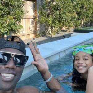 Terrell Owens Instagram - God knows how to put a smile on my face. 
Taking this time to give you all the glory and praise. 🙏🏾 
Thank you.
He knows that I’m not perfect but I’m trying.
I have to keep telling myself the devil is a lie and I’m blessed beyond measure.
*I do not own rights to this song* 
#smilethroughthepain #joyinthelittlethings #lifeisshort #staystrong #ilovemesomeme #daddaughterlove 
-LOVE YOU ELLE JAI- 🫶🏾