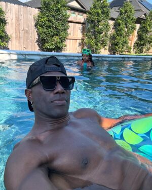 Terrell Owens Instagram - God knows how to put a smile on my face. 
Taking this time to give you all the glory and praise. 🙏🏾 
Thank you.
He knows that I’m not perfect but I’m trying.
I have to keep telling myself the devil is a lie and I’m blessed beyond measure.
*I do not own rights to this song* 
#smilethroughthepain #joyinthelittlethings #lifeisshort #staystrong #ilovemesomeme #daddaughterlove 
-LOVE YOU ELLE JAI- 🫶🏾