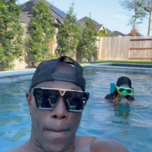 Terrell Owens Instagram - God knows how to put a smile on my face. 
Taking this time to give you all the glory and praise. 🙏🏾 
Thank you.
He knows that I’m not perfect but I’m trying.
I have to keep telling myself the devil is a lie and I’m blessed beyond measure.
*I do not own rights to this song* 
#smilethroughthepain #joyinthelittlethings #lifeisshort #staystrong #ilovemesomeme #daddaughterlove 
-LOVE YOU ELLE JAI- 🫶🏾