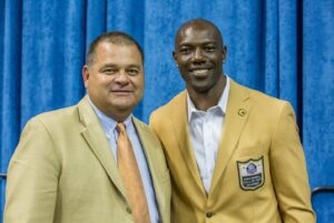 Terrell Owens Instagram - On this day 6 years ago, I DID IT MY WAY. 
The @profootballhof screwed me over not ONCE but TWICE but as my grandmama used to say, they can’t stop what God has in store for you. 
So thankful for ALL the 3500  people that traveled near and from afar to @utchattanooga to celebrate this day of immortality in the football world as I became HALL OF FAMER #317.
Thanks to my family, close friends and coaches whom I shared this special day. 
#halloffame #noregrets #chattanooga #HOF18 #AlexCity #UTC