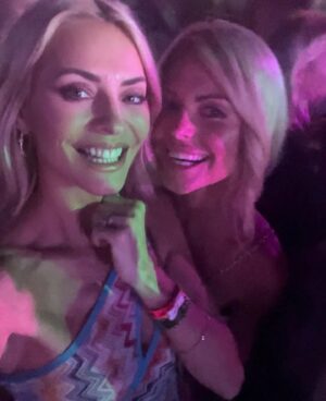 Tess Daly Instagram - Phoebe: ‘Mum where are you?’ 
Me: ‘Ermm, at Ushuaïa watching Calvin Harris, you?’ 😅💃

Thanks for an amazing evening @calvinharris 🥰