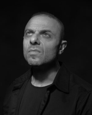 Tevfik Erman Kutlu Instagram - Dedim: “Yâr mısın, yara mı?”
Dedi: “Vuslat gözüyle bakarsan yâr, hasret gözüyle bakarsan yara. Seviyorsan bakma zarara kâra!”
Dedi: “Ey yâr heybende ne var?”
Dedim: “Biraz hüzün, biraz da vefa!”
Dedi: “Hüznü bize bırak, vefa sende kalsın.”
Dedim: “Hüznü bırakırsam vefasızlık olur!”
Dedi: “Cefası olmayan vefa bize yük olur!”
Dedim: “Geleyim mi ey yâr?”
Dedi: “Gelirsen sevda biter” 
“Sen gel” dedim.
Dedi: “Gelirsem vuslat biter.” 
Ve ekledi: “Aşk sevgilinin yokluğuna talip olmaktır.”
Dedim: “Vuslat ne zaman?”
Dedi: “Hasreti vuslata tercih edenlerdenim.”
Dedim: “Hasret vuslat için çekilir!”
Dedi: “Menfaatsiz sevenlerdenim!”
…..…………… #dervişcelalerrühavi