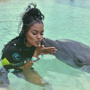 Teyana Taylor Instagram - Vacay Dumppppp of some much needed fun in the Bahama mama sun with my favorite lil mamas @gottalovejunie @babyruerose in the whole wide worldddddddddd at the incredible @atlantisbahamas before we get geared up for back to school! 🌹🌴🩵🏝️🌹

📸: @gottalovejunie @teyanataylor @kvnhrtlss