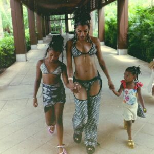 Teyana Taylor Instagram - Vacay Dumppppp of some much needed fun in the Bahama mama sun with my favorite lil mamas @gottalovejunie @babyruerose in the whole wide worldddddddddd at the incredible @atlantisbahamas before we get geared up for back to school! 🌹🌴🩵🏝️🌹

📸: @gottalovejunie @teyanataylor @kvnhrtlss